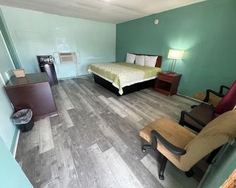 Lamplighter Inn - Childersburg - Bedroom
