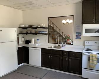 207 - Standard Rm - 2 Double Beds - 2nd Floor - Port Elgin - Kitchen