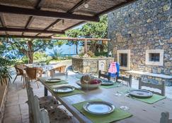 Authentic Cretan Stone Windmill - Sitia - Salle à manger