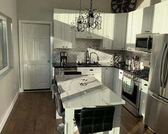 Stunning, New 2 bedroom Unit Minutes from Alyeska Resort - Girdwood - Kitchen