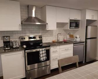 Studio Entièrement Rénové - Montreal - Kitchen