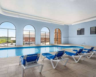 AmericInn by Wyndham Branson & Conference Center - Branson - Piscina