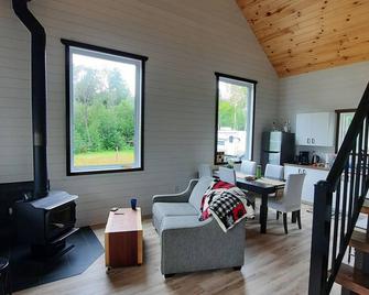 Secluded waterfront get away. - Port Loring - Sala de estar