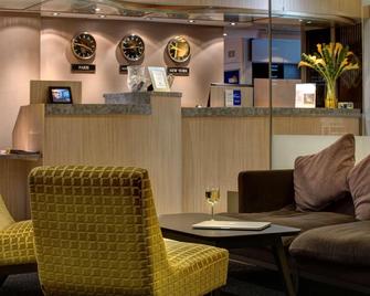 Best Western Manchester Altrincham Cresta Court Hotel - Altrincham - Front desk