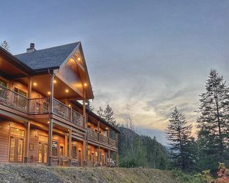 Hearthstone Elegant Lodge by the River - Kamiah - Building