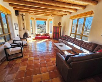 Casa Luminosa, Private Hot Tub Los Altos Clubhouse with pool, sauna, tennis - Arroyo Seco - Living room