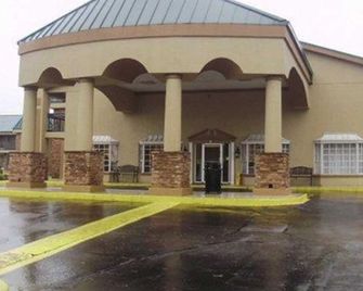 Rodeway Inn & Suites Nashville - La Vergne - Building