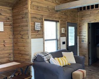 Peaceful Cabin. Hot Tub near Lake Eufaula for R&R. - McAlester - Living room
