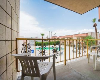 Royal Plaza Inn - Indio - Balcony