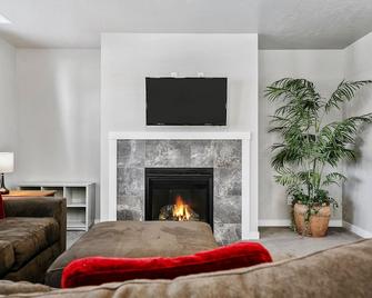 Fully furnished, Short term 3bed/2.5bath - Meridian - Living room