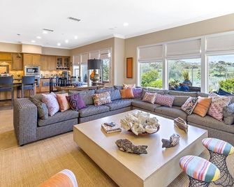 Golf Course View Home - walk to Salt Creek Beach! - Dana Point - Living room