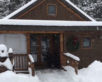 Peaceful riverside cabin in the UP near public beach, trails & the Porkies! - Ontonagon - Building