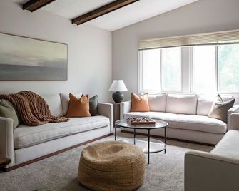 The Eden Escape - peaceful retreat in the suburbs - Eden Prairie - Living room