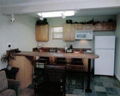 Vineyard Court Designer Suites Hotel - College Station - Kitchen