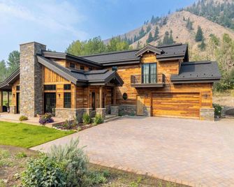 The Sheepbend Home - Luxury Home Steps to River! - Bellevue - Edificio