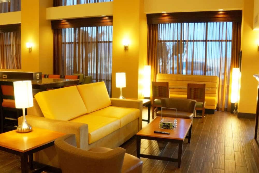 Living room view of Hampton Inn & Suites Kingman