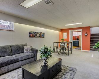 Charming garden level suite with private entrance - Denver - Living room