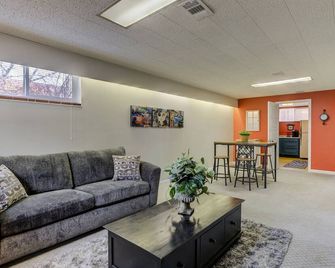 Charming garden level suite with private entrance - دنفر (كولورادو) - غرفة معيشة