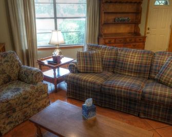 Indian Falls Retreat and Lodging - Utopia - Sala de estar