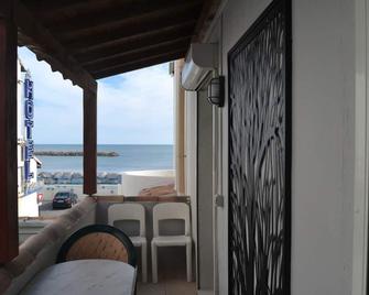 Hôtel Le Dauphin Bleu - Saintes-Maries-de-la-Mer - Balcony