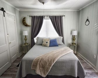 Charming 1920 Tudor-style house, great location! - Alpine - Chambre