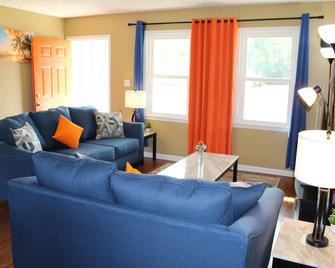 Housing Available For Hurricane Milton Evacuees / Hurricane Milton Evacuation - Perry - Living room