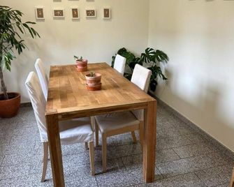 Casa da Praia Guest House 300m from the beach on the road to Santiago de Compostela - Labruge - Sala de jantar