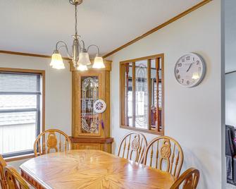 Kadoka Home about 22 Mi to Badlands National Park! - Kadoka - Dining room