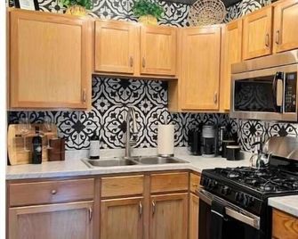 Compass East! A Boho Bungalow • Fast Wi-Fi • A/C - Mi Wuk Village - Cocina