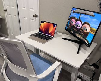 Cozy Room with Private bathroom & Entrance - Carson - Business center