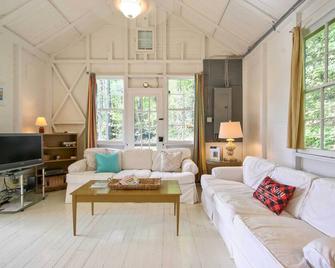 Cozy Stockbridge Cabin - Walk to Beach and Lake! - Stockbridge - Pokój dzienny