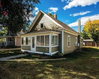 Historic Sheridan Heritage Retreat - 2br, Cozy - Sheridan - Building