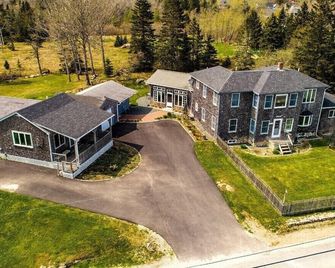 Comfy 'Mini-estate' on Iconic Corea Harbor - Gouldsboro - Edificio