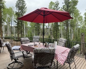 Cozy cabin Near Brian Head/Zion/Bryce Canyon with Wi-Fi - Duck Creek Village - Patio