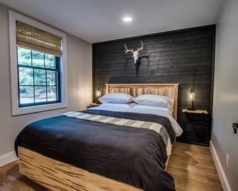 Wildwood Cabin: Romantic cozy cabin in the woods with indoor fireplace - Dundee - Bedroom