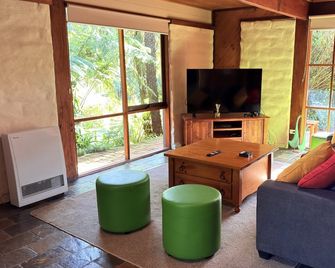 Charming mud brick retreat in the heart of Cockatoo, - Cockatoo