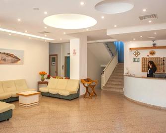 هوتل كريستالدا - فيست - ردهة