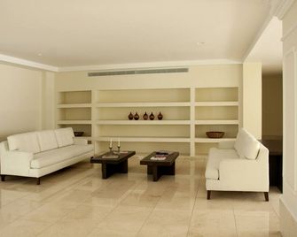 Charming 3 Bedroom in the Old City - Cartagena - Living room