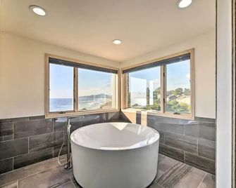 Luxurious Newport Estate w/ Spa & Lighthouse Views - Newport