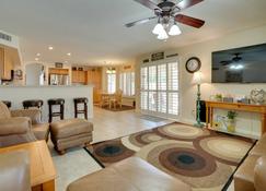 Spacious Home with Pool Near Spring Training and Tennis - Surprise - Living room