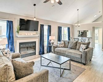 Cozy Home w/ Yard ~ 12 Mi to Dtwn Nashville! - Madison - Living room