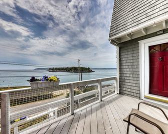 Dog-friendly, bayfront home - gorgeous ocean views, private balcony & fireplace - East Boothbay - Balcony