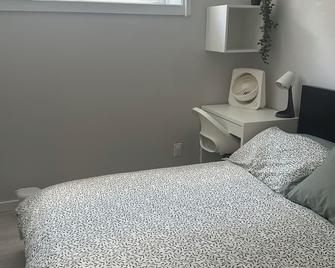 1 bedroom Basement suite located in the Keswick neighborhood of SW Edmonton. - Edmonton - Schlafzimmer