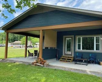 New! 1BR on Watauga River near Watauga Lake - Elizabethton - Patio
