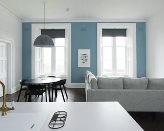 A lews castle that sleeps 2 guests in 1 bedroom - Stornoway - Living room