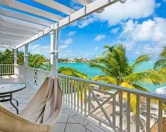 Point of View: Oceanfront 4bd 4.5ba Luxury Villa w Dock in February Point, Exuma - Georgetown - Balkon