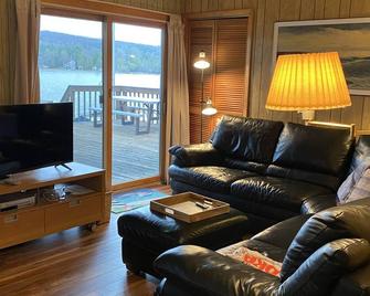 Polski Cottages on Intermediate Lake - Central Lake - Living room