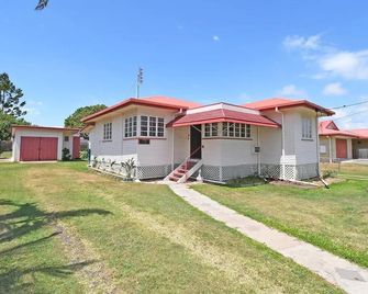Family Tides - Urangan - Building