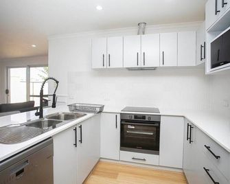 Coast Luxury Modern Retreat (3bdr - 3 bath) - Clarkson - Cocina