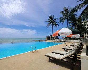 Golden Pine Beach Resort - Pak Nam Pran - Pool